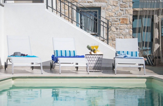 Beautiful villa for 5 guests with A/C, private pool, WIFI, TV, terrace and pets allowed