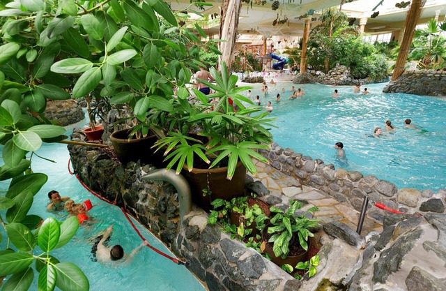 Beautiful villa for 6 guests with hot tub, pool, WIFI, TV, terrace and parking