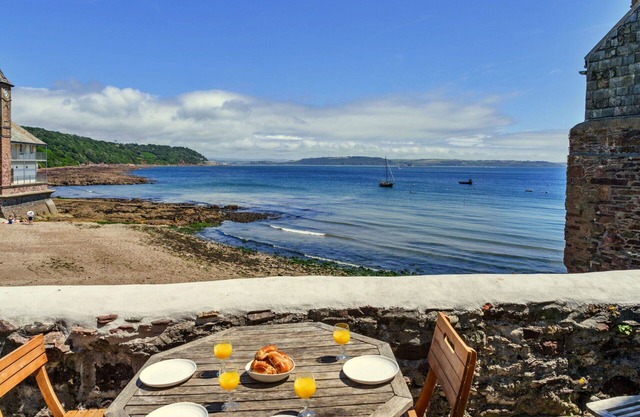 Beautiful villa for 6 guests with WIFI, terrace, pets allowed and parking