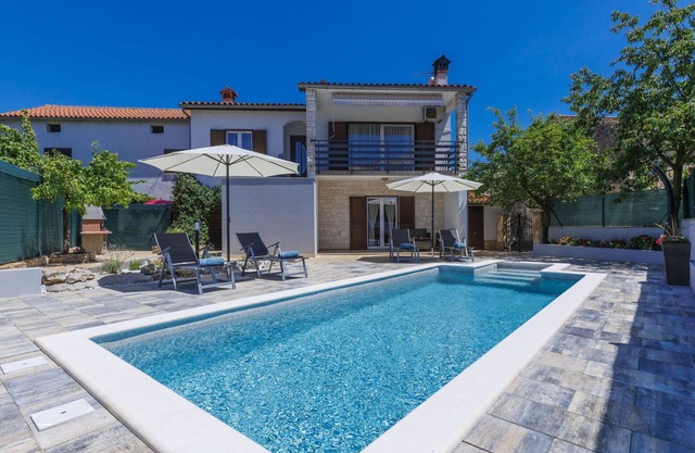 Beautiful villa for 6 guests with WIFI, private pool, A/C, TV, terrace and parking