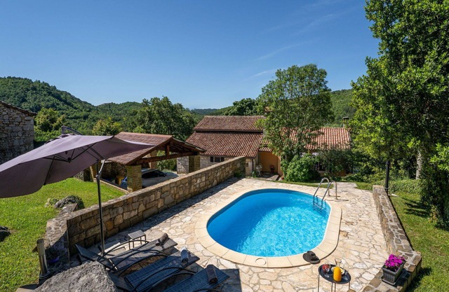 Beautiful villa for 7 guests with private pool, WIFI, hot tub, A/C, TV, pets allowed and parking