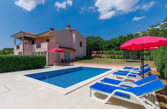 Beautiful villa for 8 guests with A/C, WIFI, private pool, TV, terrace and parking