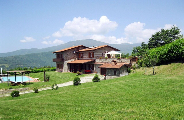 Beautiful villa for 8 people with private pool, WIFI, TV and patio