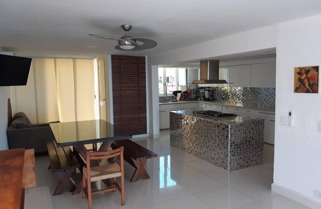 Beautiful Villa in front of Lagoon, in the heart of the hotel zone of Cancun