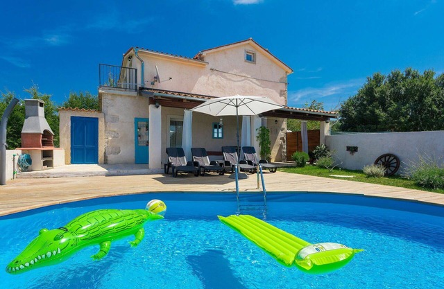 Beautiful villa with WIFI, A/C, private pool, TV, terrace, pets allowed, panoramic view and par.