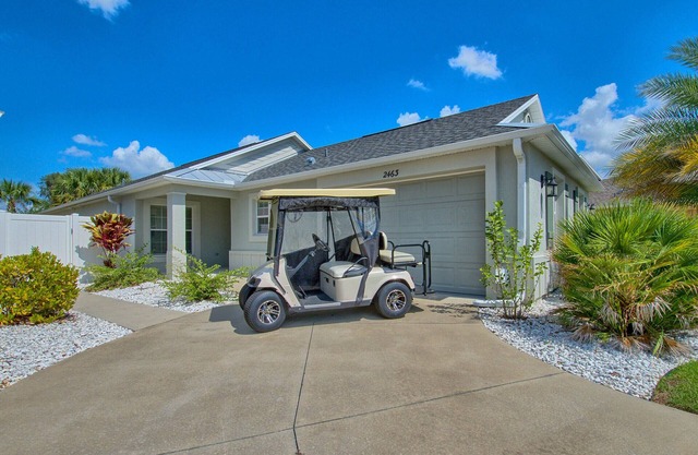 BEAUTIFUL WALK TO BROWNWOOD SQUARE ELEC 4 SEAT CART INCLUDED THE VILLAGES FL