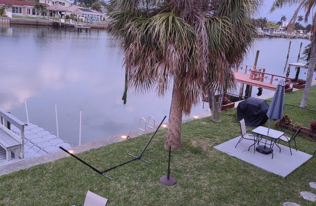 Beautiful Waterfront apartment 2 bdrm: sand, Beach