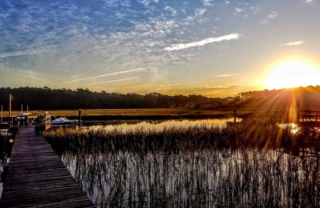 Beautiful Water Views, Huge Yard, Boat Dock, Private, Quiet, Minutes to Beaufort
