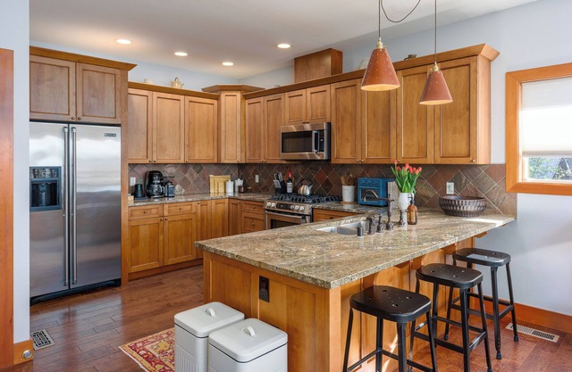 Beautiful Water Views, Pet- Friendly, Close to Town, Beaches, Hiking, Kayaking