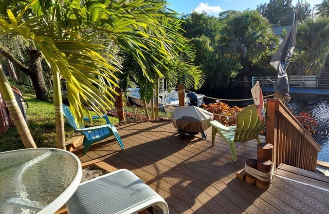 Beautiful Waterfront Hideaway Gem on Bessy Creek w/Swim Spa, Tiki Bar Boat Lift