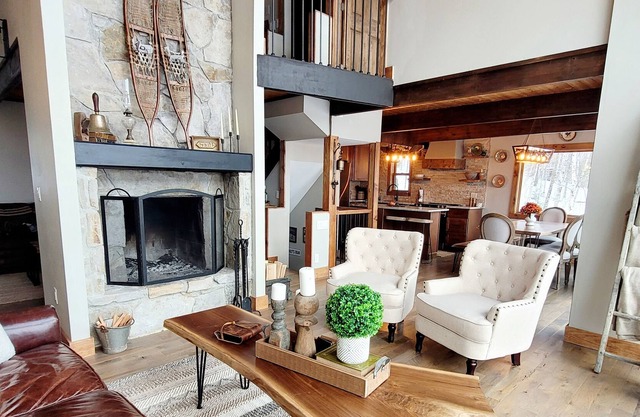 Beautiful West-Facing Home with Amazing Mountain & Sunset Views, Fireplace