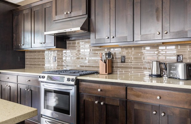 Beautiful Woodlawn 2BR w/Parking, nr Dining & Coffee, by Blueground