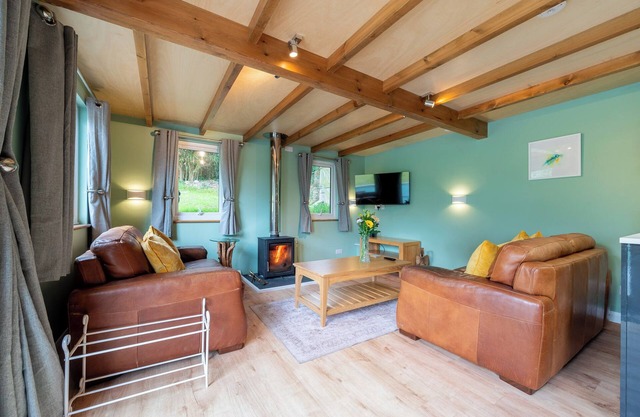 Beautifully Appointed Chalet Ideally located 5 min walk from beach & town centre