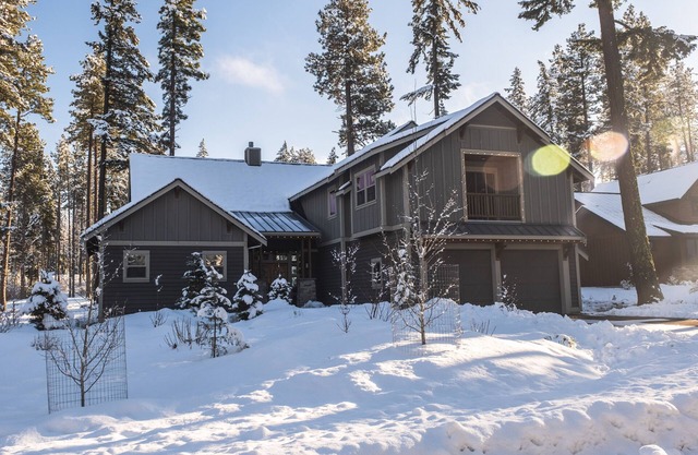 BEAUTIFULLY APPOINTED GOLF COURSE HOME, CLOSE TO EVERYTHING, MANY EXTRAS!10 STAR