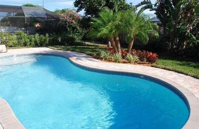 Beautifully Decorated Beach Cottage with Sparkling Heated Pool