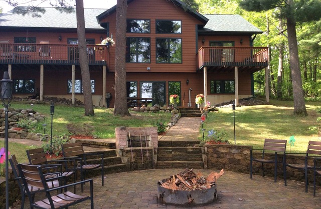 Beautifully Decorated, Clean Lake home. Surrounded by nature but close to town!