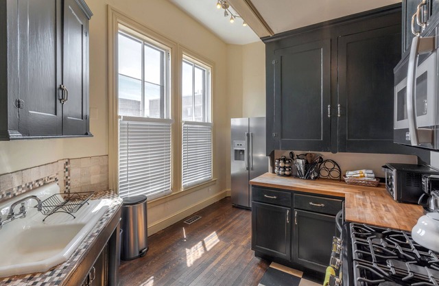 Beautifully detailed on East Side, Walk to Brown