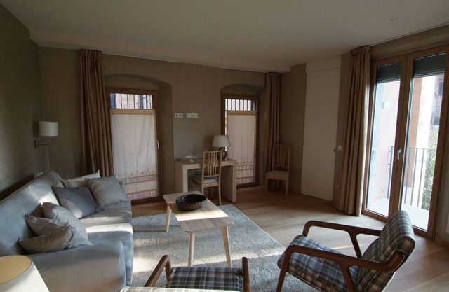 Beautifully furnished luxury two bedroom apartment in Barri Vell, Girona
