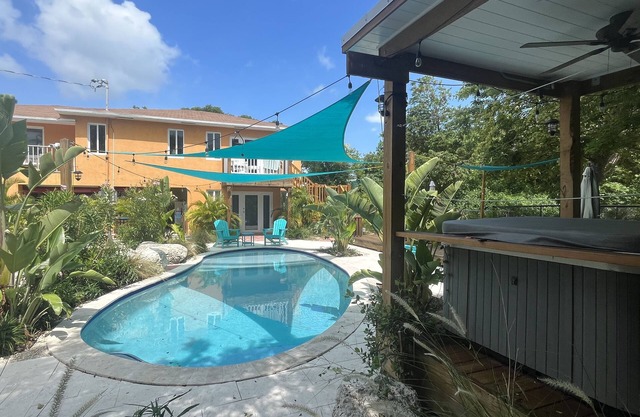 Beautifully Landscaped resort home pool, hottub, fire pit & more!