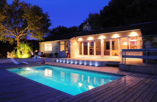 Beautifully presented dog friendly holiday home in the Cotswolds with a hot tub and swimming pool -