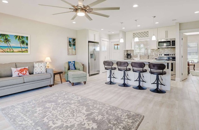 Beautifully Remodeled! Mins to Beach - Gulf Access Canal/Dock - Special Rate for 30+ Days Stay!!