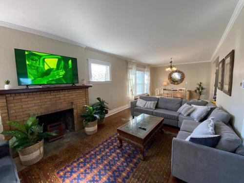 Beautifully remodeled house 1.5 miles from falls.