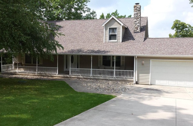 Beautifully Remodeled Lake Front House W/ Beach, Paddle Boat & Kayak. Sleeps 18+