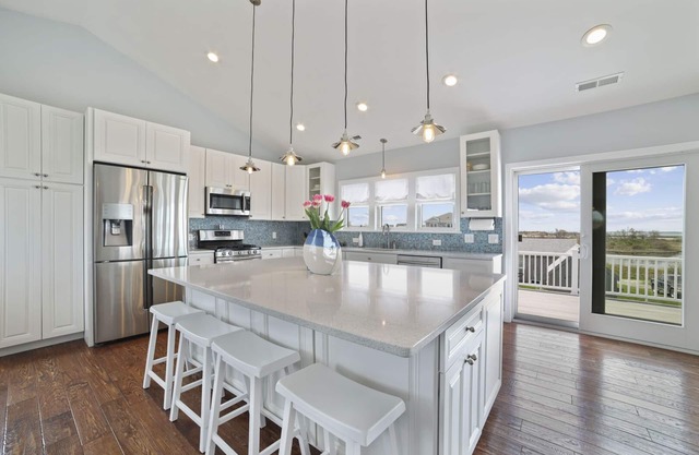 Beautifully Renovated Beach House with Water Views-Minutes to local Beach