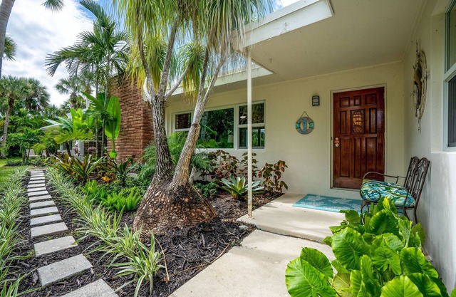 Beautifully Renovated 5 bedroom Vero Beach Beach House with Pool Pet Friendly