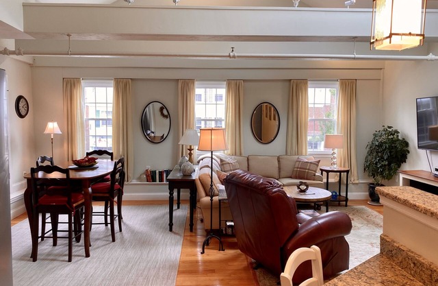 Beautifully Renovated Downtown Luxury Condo, a block from the rock!