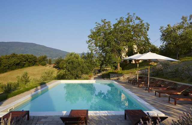 Beautifully restored farmhouse, big pool & terrace, amazing views