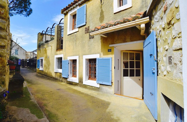 Beautifully Restored Village House With Sunny Terrace Overlooking Church Gardens