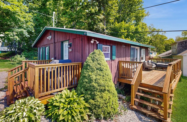 Beautifully updated cabin near town & Barrett's Park with deck, BBQ, & W/D