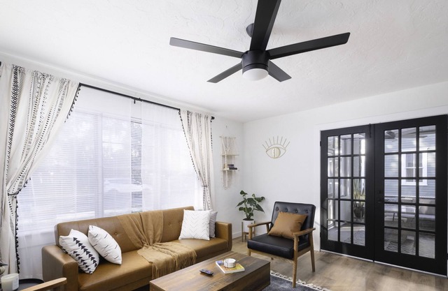 Beautifully updated 2 bed/1 bath in Duck Pond