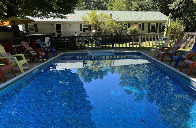 Beaver Bungalow In-ground pool, hot tub, private pond, quiet country setting