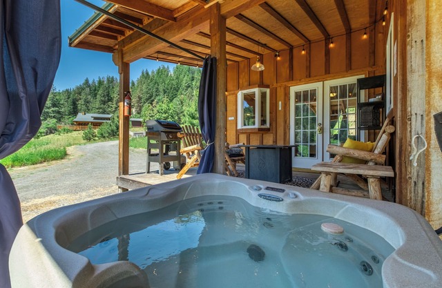 Beaver Hill Cabin-View, Hot Tub, Propane Firepit