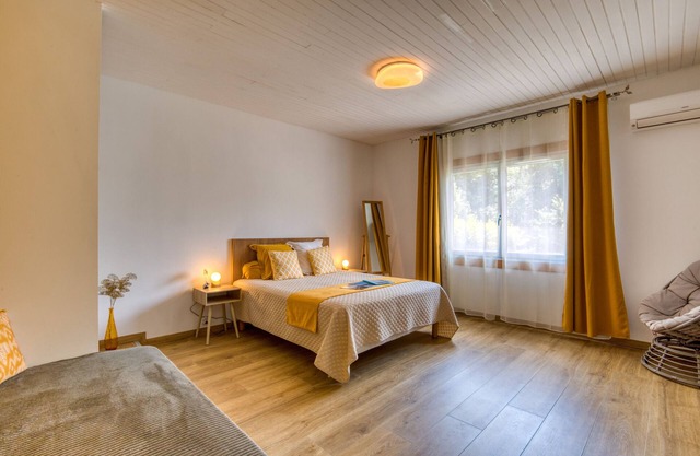 Bed and breakfast 'Les Tables Aux Vaches Raviège' with Shared Terrace, Wi-Fi and Air Conditioning