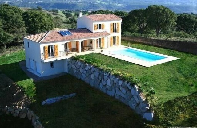 Bed and breakfast 10 minutes from Ajaccio and the beaches, swimming pool.
