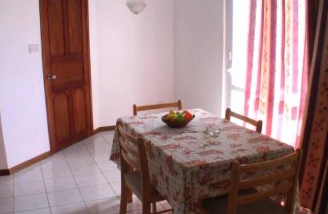 Bed, breakfast anddinner at 132 €/4pers/night at 200m beach Trou aux biches.