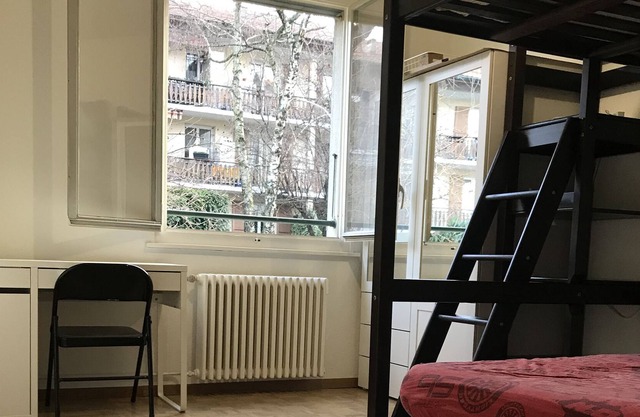 bed room 13m2, 4 beds: Geneva GVA Bernex (tramway 14)