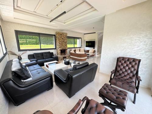 bedroom villa, pool, garden & parking