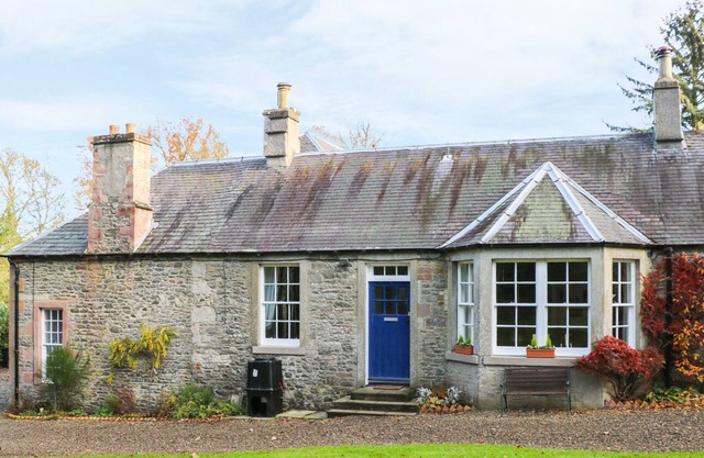 BEECH COTTAGE, pet friendly, character holiday cottage in St Boswells