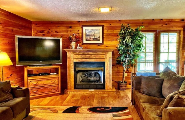 Beech Mountain Getaway with Hot Tub, 4BR, Sleeps 8, Only 2-Night Min Stay!