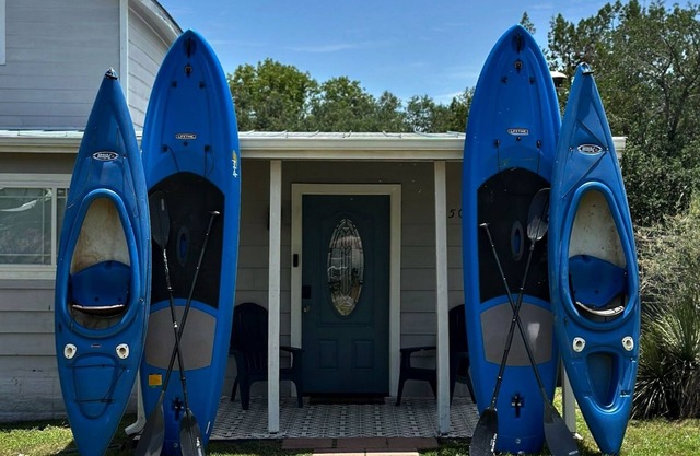 Belaire Lake Retreat, Cozy 2BR with Firepit & Kayaks