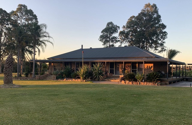 Bella Farmhouse.Private. 10 acres. Outdoor Spa. Bbq. 5 min drive to Wineries