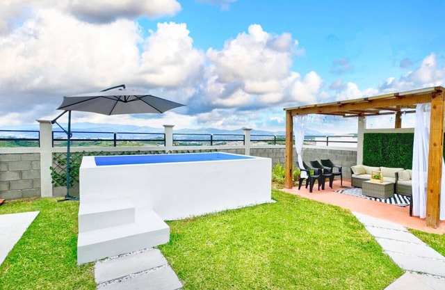 Bella Vista 4/3 with Small Pool!