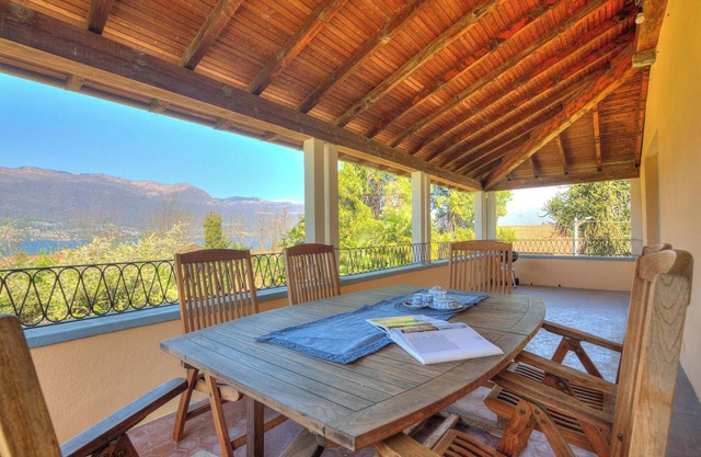 Bella Vista Apt. 5 min walk to Lake, Porto Valtravaglia, Italy