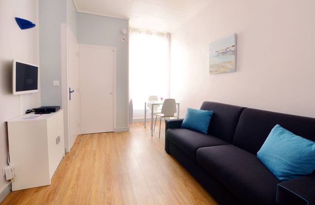 Bellecour, very well-appointed studio with balcony