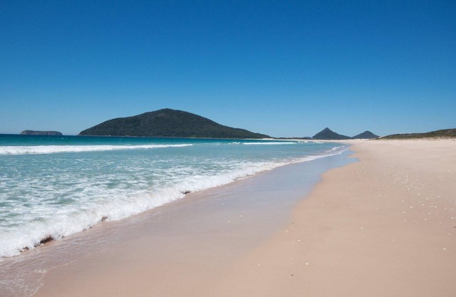 Bennett’s by the Beach - Direct beach access – footsteps away