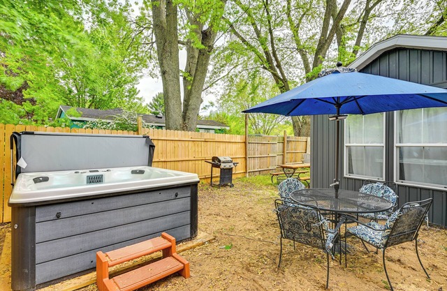 Benton Harbor Home 3 Mi to Beach: Grill & Yard